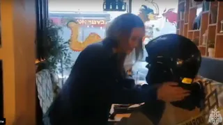 В Нижнекамске посетительница поцеловала пожарного, который ворвался в кафе