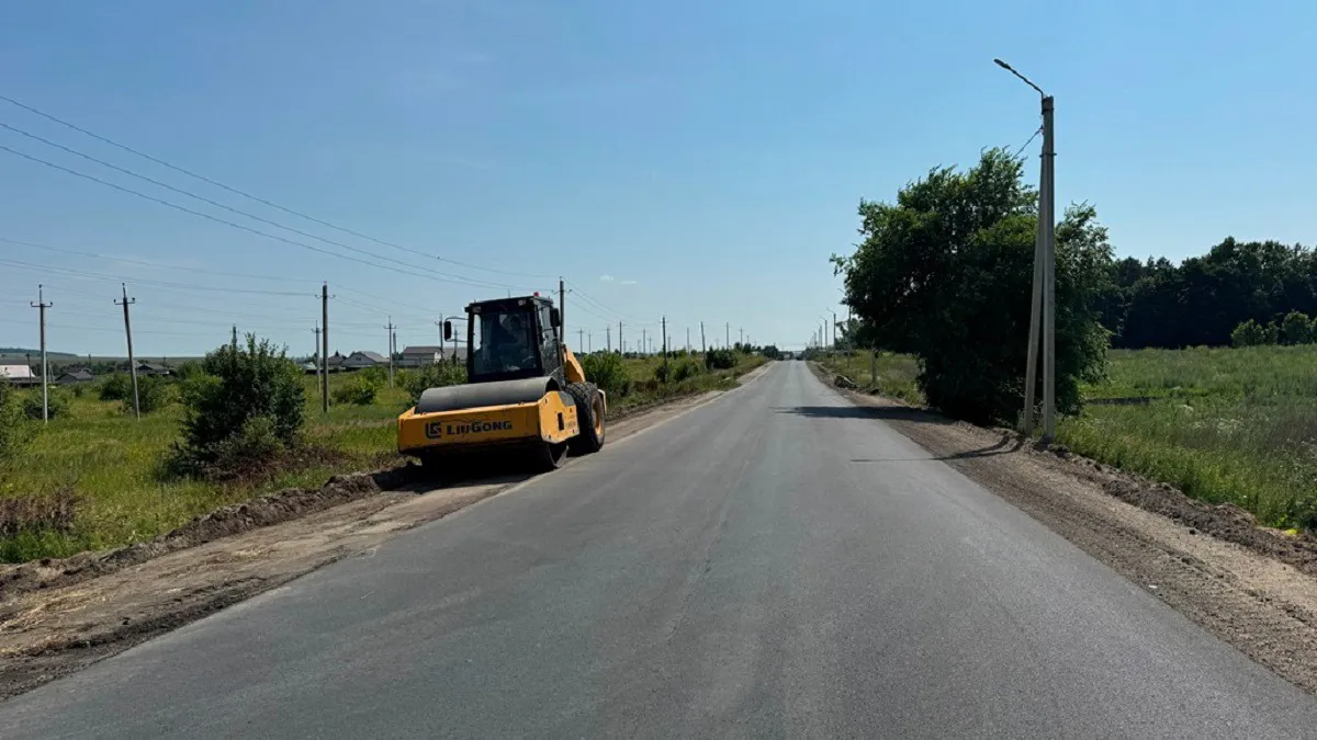 Верхний слой асфальта осталось уложить рабочим на дороге через Лебедевку и Ленино
