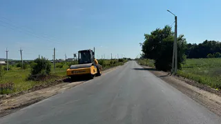Верхний слой асфальта осталось уложить рабочим на дороге через Лебедевку и Ленино