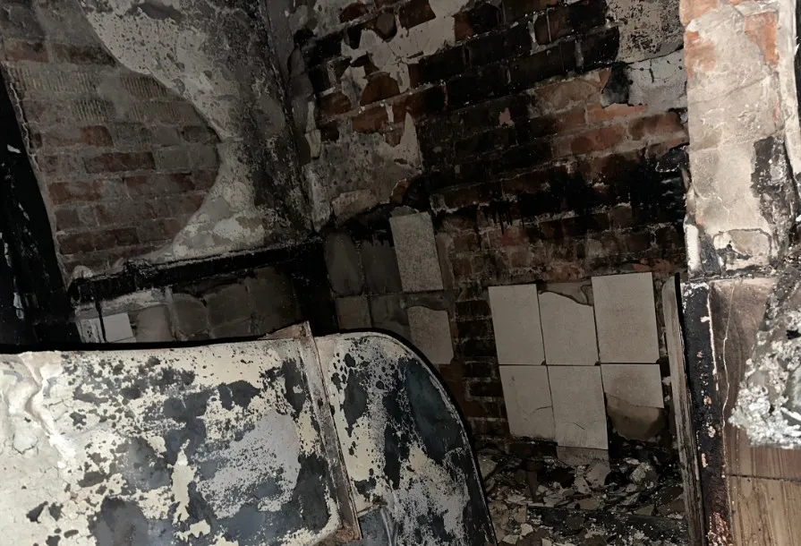 Огнеборцы Коми предотвратили распространение пожара в заброшенном строении Ухты