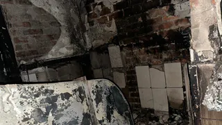 Огнеборцы Коми предотвратили распространение пожара в заброшенном строении Ухты