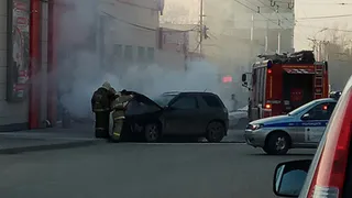 На улице Островского загорелся "Suzuki": видео