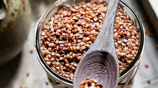 Больше не варю кашу: теперь готовлю гречку только так, и привычное блюдо играет новыми красками