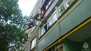 Во Владимирской области спасли еще одиного повисшего на балконе