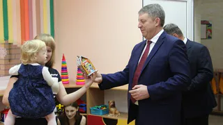 Губернатор Александр Богомаз сегодня откроет пристройку к детскому саду "Чиполлино"