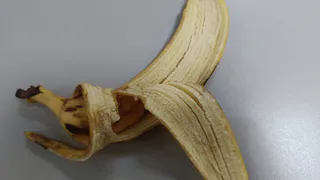 Банановую кожуру посыпаю солью — весь август не нарадуюсь своей смекалке: лучший лайфхак для лентяев