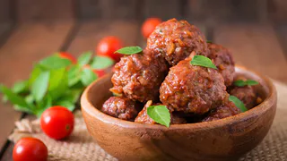 Не останется ни крошки: запеченные тефтели в томатном соусе — вкус нашего детства