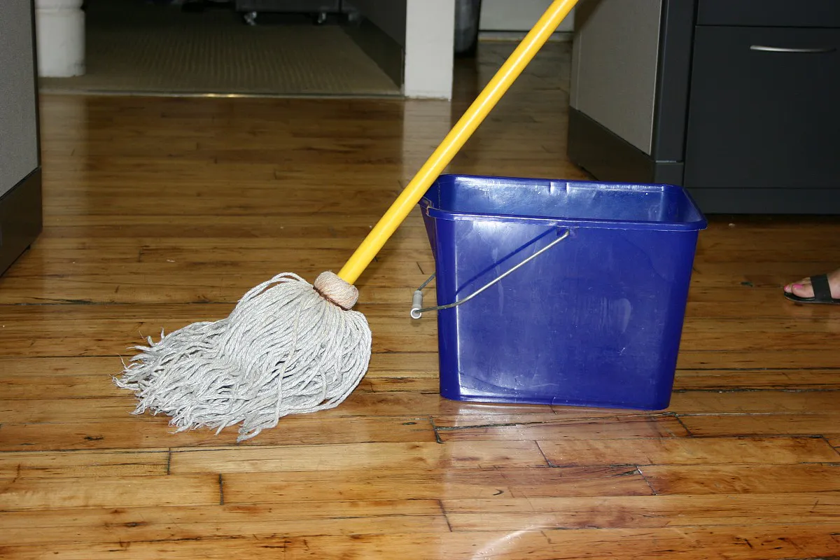 Начала мыть полы в доме соленой водой, и все домочадцы ощутили перемены - зачем так нужно делать