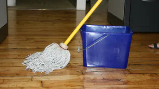 Начала мыть полы в доме соленой водой, и все домочадцы ощутили перемены - зачем так нужно делать