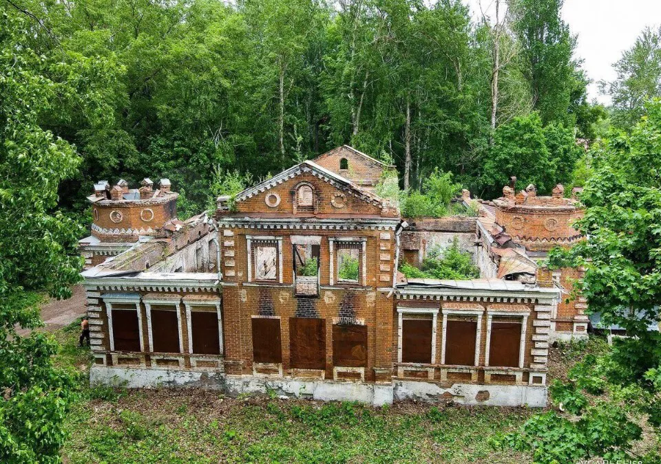 В Бессоновском районе продают старинный особняк с мезонином за миллион рублей