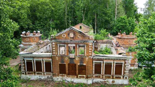 В Бессоновском районе продают старинный особняк с мезонином за миллион рублей