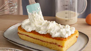 Не с маслом: вот с чем смешайте сгущёнку, чтобы получить «божественный» крем для тортов — всего за 1 минуту