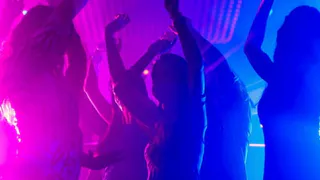 В брянском ночном клубе у двух девушек украли куртки и деньги