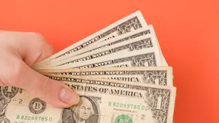 По мнению экономиста Катасонова, россияне с наличными долларами могут оказаться в затруднительном положении