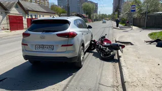 Ищут свидетелей ДТП: на Мервинском проезде столкнулись легковушка и мотоцикл