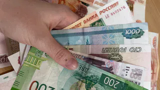 Жители Коми разделились во мнении о зарплате в конверте: кто готов рисковать, а кто выбирает прозрачность?