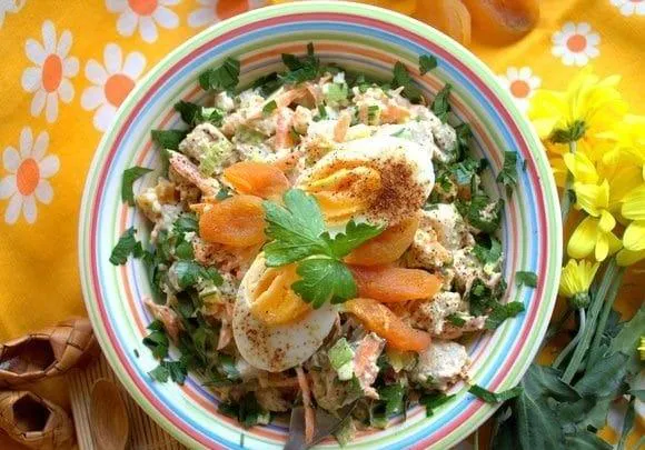 Новогодние рецепты: нежнейший салат из курицы и кураги