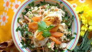 Новогодние рецепты: нежнейший салат из курицы и кураги