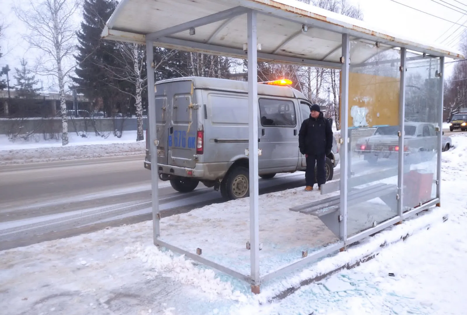 В Коми неизвестные побили стекла на 2-х автобусных остановках