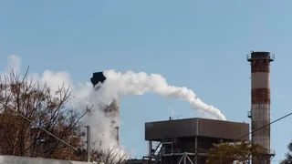 Сажа вместо чистого воздуха: жители Челябинской области жалуются на выбросы завода