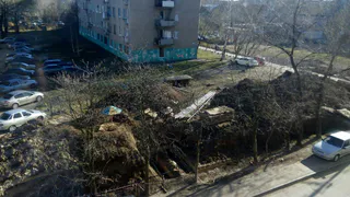 Народная жалоба. Во дворе дома на ул.Новоселов вырыли окопы
