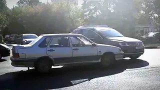 На улице Новосёлов столкнулись ВАЗ-2115 и VW Touareg