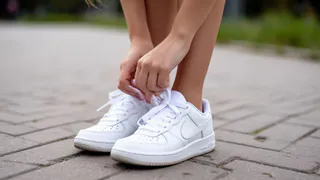 В белоснежных кроссовках всегда и везде: лайфхак по быстрой очистке белой обуви