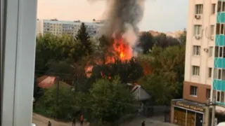 Вспыхнула кровля: в центре Рязани загорелся частный дом