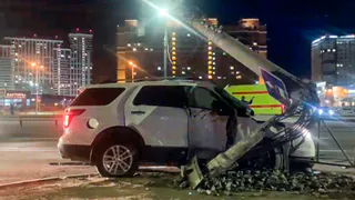 На Московском шоссе в Рязани внедорожник протаранил столб из-за ДТП