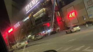 Поднялись на крышу: у ТРЦ "Премьер" заметили пожарных