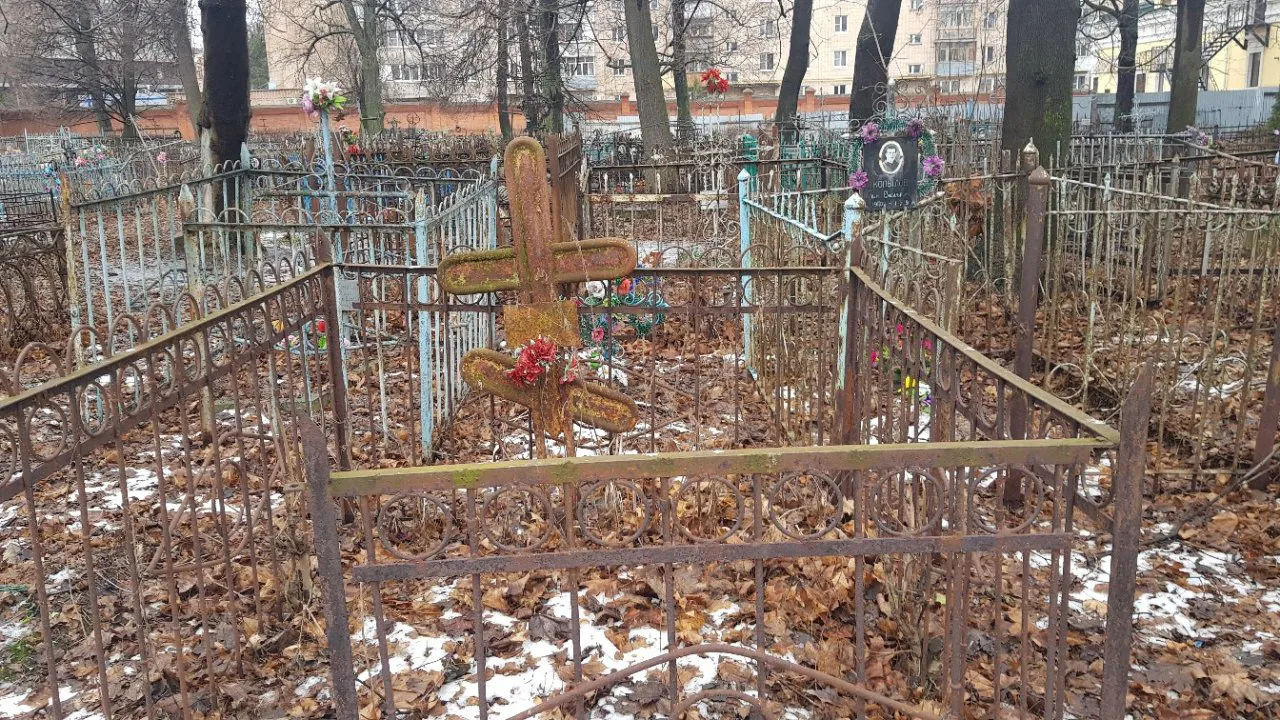 Опустевшее и никому не нужное: читатели рассказали истории, связанные с Лазаревским кладбищем