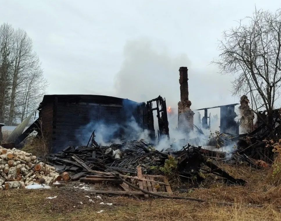 Крупный пожар в Коми уничтожил 150 квадратных метров жилья