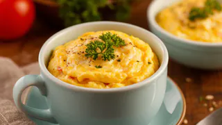 Забудьте про сковородку: я делаю шикарный омлет в кружке за 3 минуты, и это гениально
