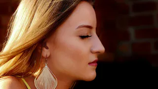 Волосы больше не лезут клочьями: осенью использую один натуральный продукт — радуюсь своей густой шевелюре