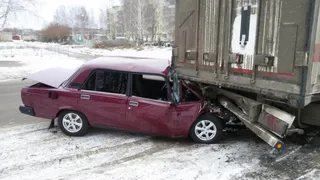 ДТП вторника: водитель "семерки"не справился с управлением и влетел в грузовик