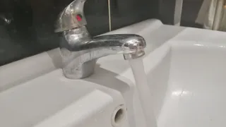 Слив в ванной больше больше не забивается: просто берем обычную скрепку — сантехники остались без работы