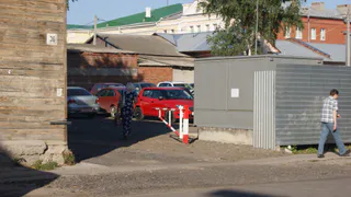 Невнятный ответ администрации на прямой вопрос: для кого предназначена бесплатная парковка у стен мэрии