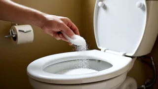Почему хитрые хозяйки засыпают соль в унитаз: секрет, который помогает поддерживать чистоту и устраняет запахи