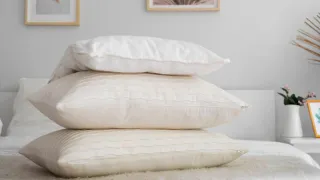 Даже старые подушки будут пахнуть свежестью: всего одна хитрость от пота и изношенности