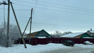 Местные жители обеспокоены опасным положением фонарного столба в Пензе