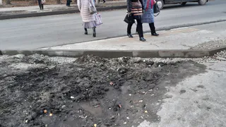 Разбитая обочина: жителям Московского района каждый день приходится перепрыгивать через бордюр