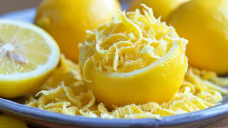 Лимонные корки засыпаю солью — весь апрель не нарадуюсь этой хитрости: гениальный лайфхак для профессиональных хозяек