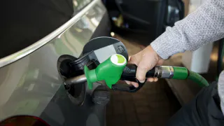 Как одна хитрость с заправочным пистолетом на АЗС позволяет залить полный бак бензина — куда и как нажимать