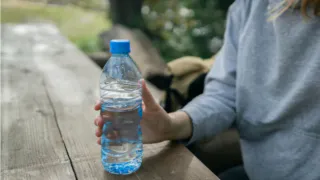 Яд в пластиковой таре: ученые рассказали, чем чревато употребление бутилированной воды