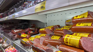 Эту колбасу не едят даже собаки, а люди берут пачками: Роспотребнадзор назвал самые опасные марки