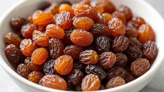 1 столовая ложка — грязь и масляный налет из изюма уйдут в секунду: умные хозяйки моют сухофрукты только так