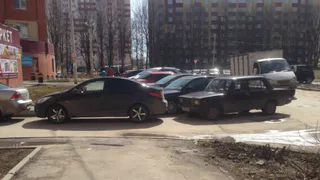 На улице Шереметьевской водители вытесняют пешеходов с тротуаров