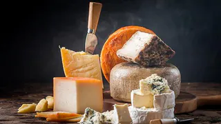 Режем сыр овощерезкой