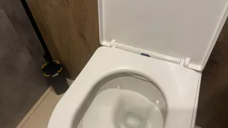 В рязанской школе ученики ломают перегородки в туалете