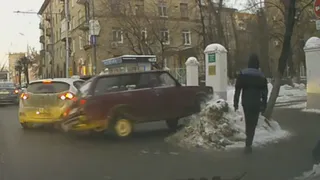 Странная история - мужчина взмахом руки "отправил" машину в сугроб